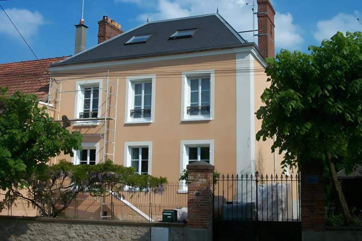 Peintre en bâtiment : Finitions intérieures et extérieures soignées.